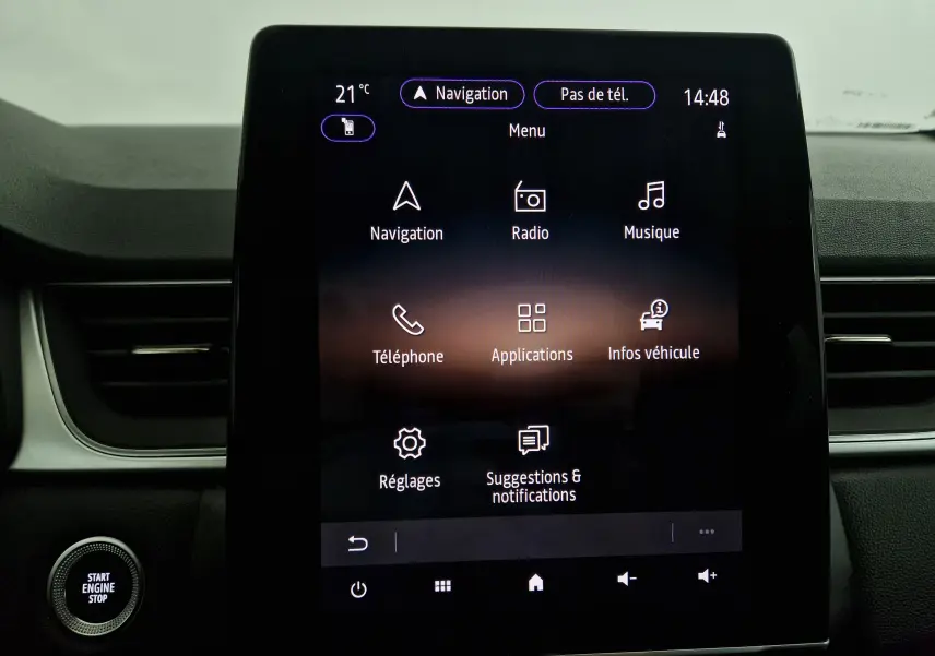 Écran tactile Easy Link 7'' du Renault Captur 2024 affichant le menu principal avec navigation et radio.