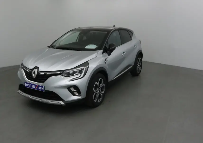 Renault Captur 2024 gris Highland avec toit noir, vue 3/4 avant droit dans un studio neutre.