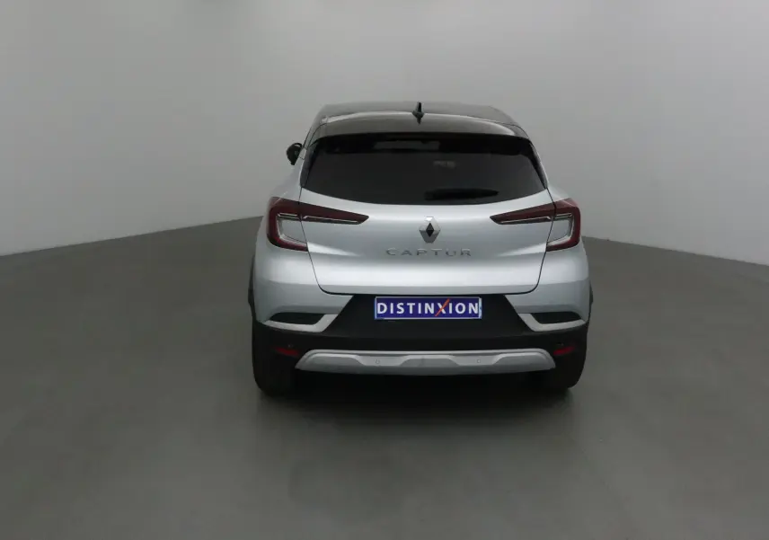 Vue arrière d'un Renault Captur 2024 gris Highland avec toit noir et feux arrière LED distinctifs.