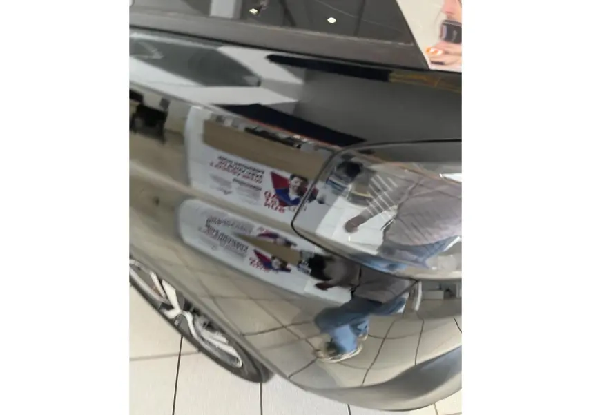 Vue rapprochée du côté arrière gauche d’un Peugeot 5008 noir métallisé avec jante alliage 18 pouces.