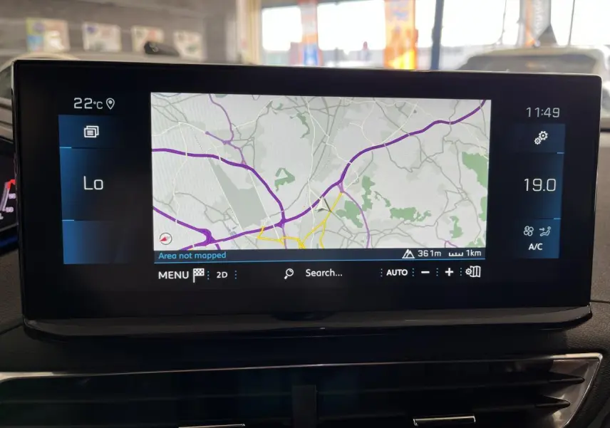 Écran tactile 10 pouces affichant la navigation GPS dans l'habitacle du Peugeot 5008 noir métallisé 2024.