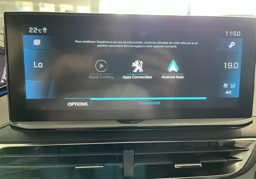 Écran tactile central affichant Apple CarPlay et Android Auto dans l'habitacle du Peugeot 5008 noir métallisé.