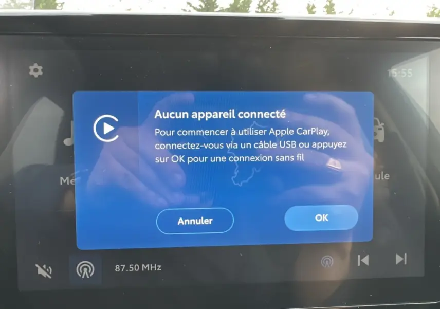 Écran tactile central de la Toyota Yaris 2025 blanc lunaire affichant la connexion Apple CarPlay non établie.