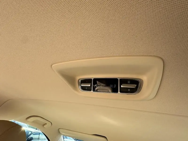 Commande de climatisation arrière beige dans le plafond du Mercedes Classe V 250 d Long Avantgarde 2019 blanc cristal de roche