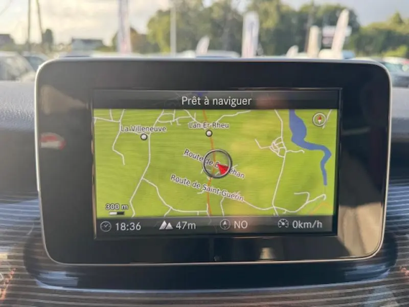 Écran tactile central du Mercedes Classe V 250 d 2019 affichant la carte GPS en mode navigation prêt à démarrer