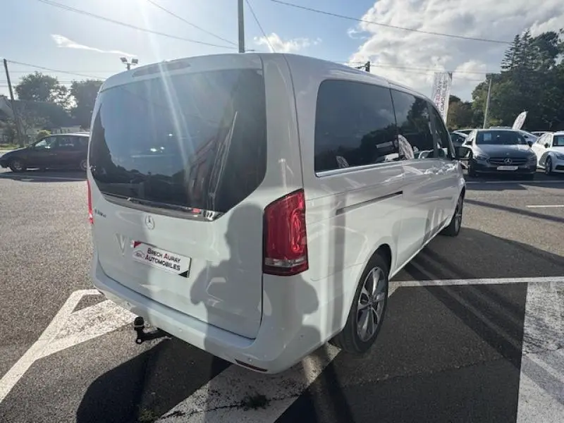 Mercedes Classe V blanc cristal de roche métallisé vu en 3/4 arrière droit avec hayon et attelage visibles