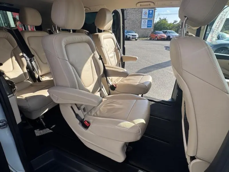 Intérieur du Mercedes Classe V 250 d 2019, sièges en cuir beige soie naturelle vus de côté droit avec porte coulissante ouverte.