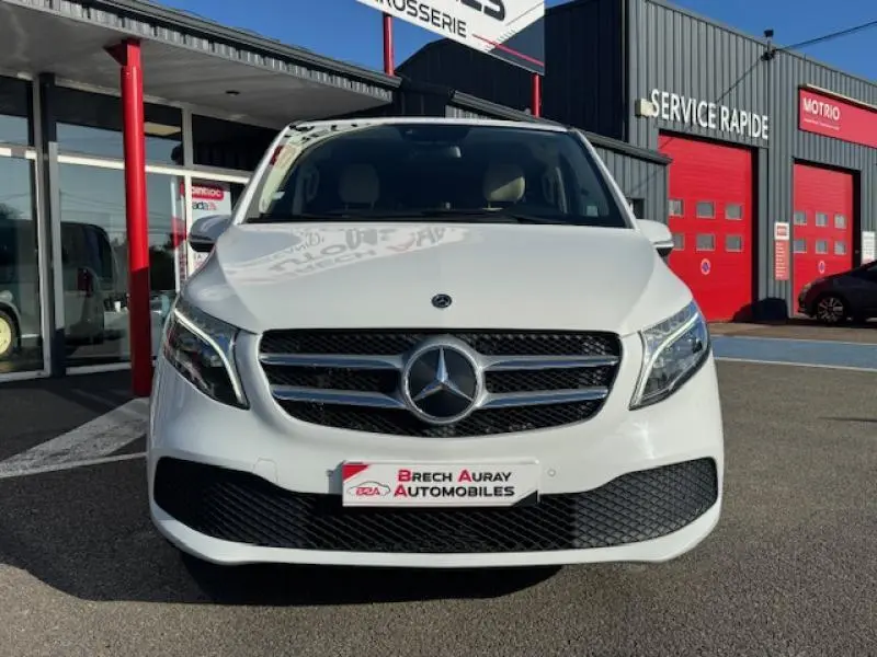 Vue frontale d'un Mercedes Classe V blanc cristal de roche métallisé avec calandre chromée et logo étoile visible.