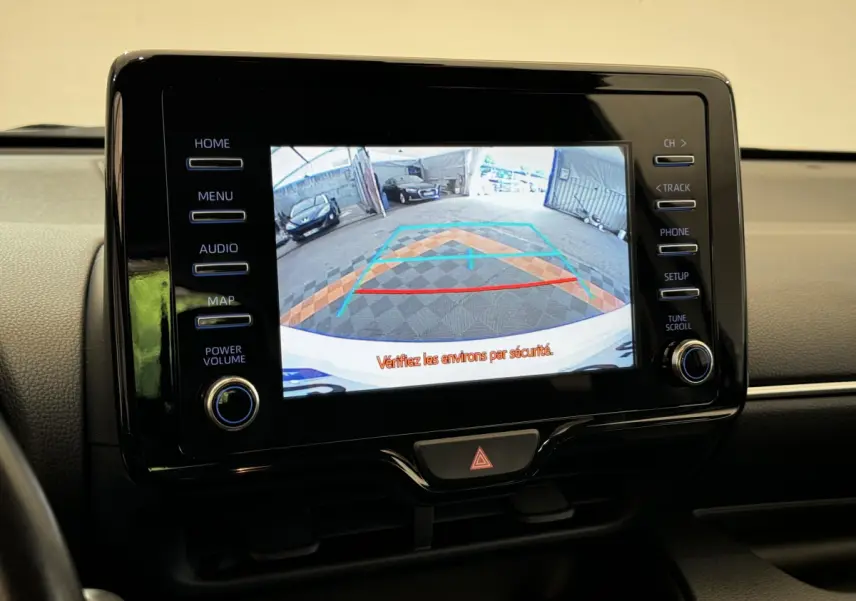 Écran tactile central affichant la caméra de recul dans l'habitacle d'une Toyota Yaris blanche hybride 2022.