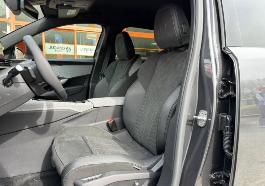 Vue intérieure côté conducteur du Peugeot 3008 Hybrid 145 GT Alcantara avec sièges en cuir noir et détails gris titane.