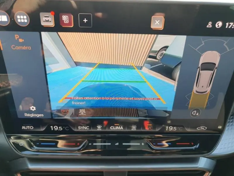 Écran tactile intérieur montrant la caméra de recul avec vue arrière et lignes de guidage sur fond bleu du CUPRA Formentor.