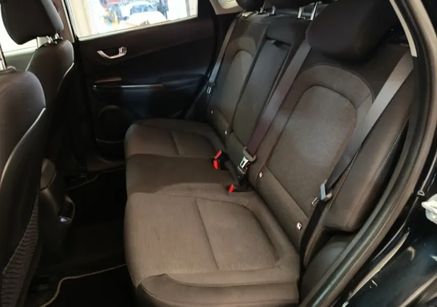 Vue intérieure côté droit des sièges arrière en tissu gris du Hyundai Kona électrique noir 2023.
