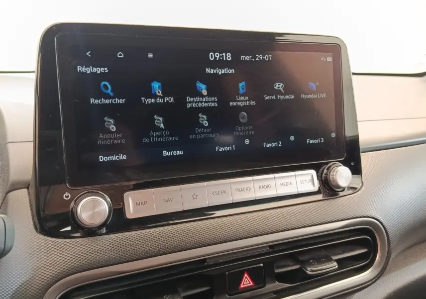 Écran tactile central du tableau de bord du Hyundai Kona électrique 2023, affichant le menu navigation.