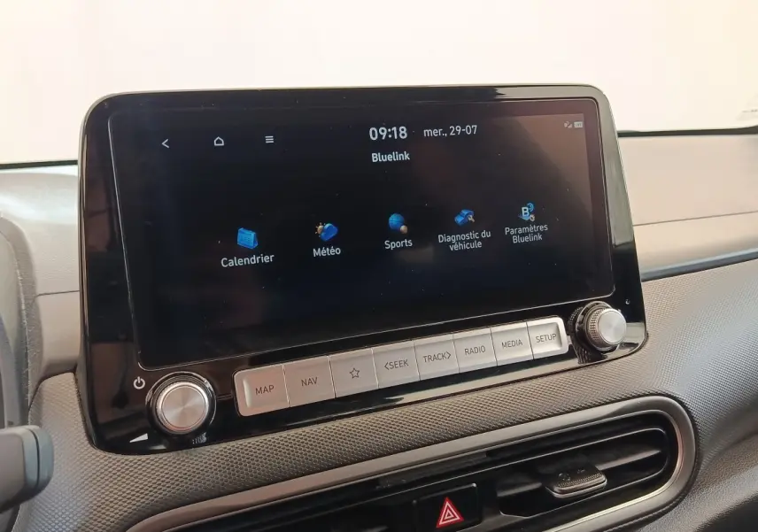 Écran tactile central du tableau de bord du Hyundai Kona électrique 2023 affichant l'interface Bluelink.