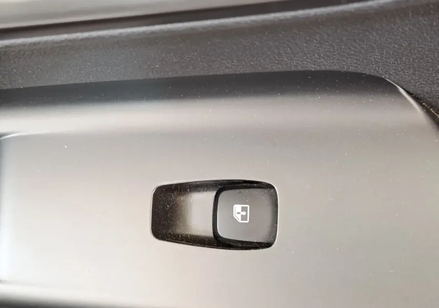 Bouton de verrouillage centralisé noir sur panneau intérieur d'une Hyundai Kona électrique 2023.