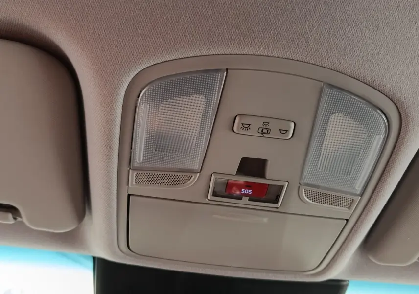 Vue intérieure du plafonnier beige avec boutons d’éclairage et alerte SOS du Hyundai Kona électrique 2023.