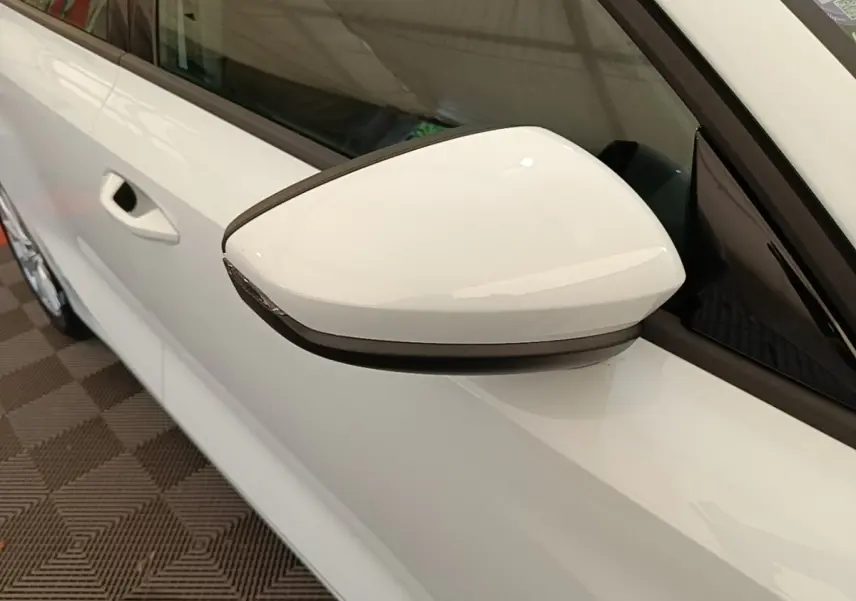 Gros plan sur le rétroviseur droit blanc d'une Audi A3 40 TFSI e 2022 avec portière et poignée visibles.