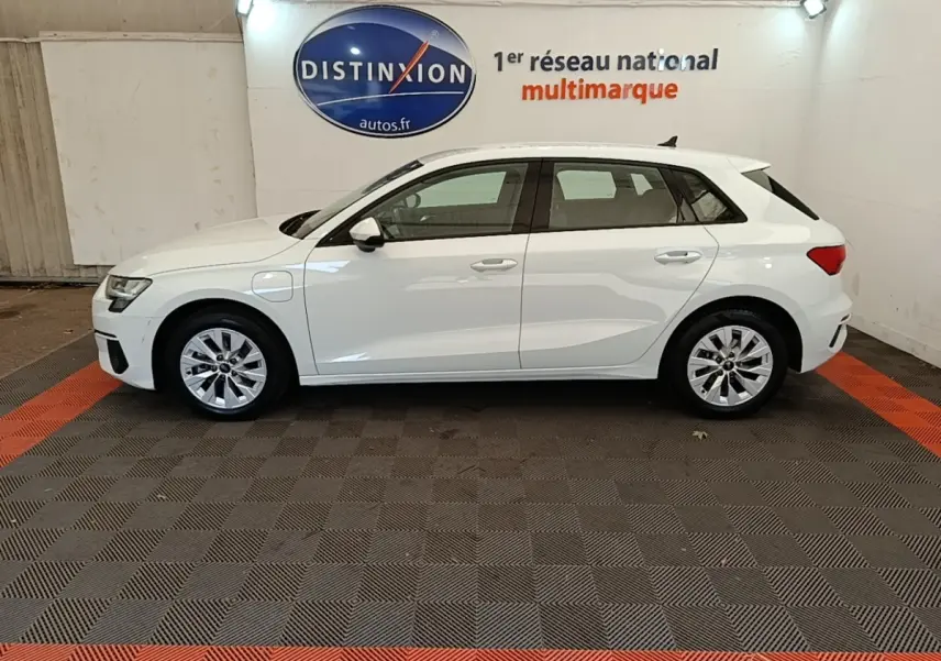 Audi A3 40 TFSI e blanc vue de profil côté gauche, hybride rechargeable avec prise de charge visible avant gauche.