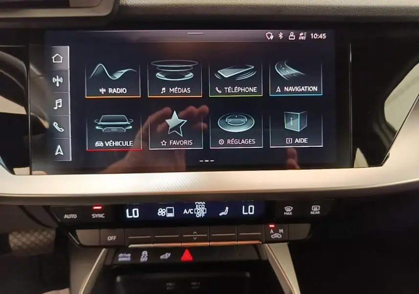 Écran tactile central et commandes climatisation de l’Audi A3 40 TFSI e 2022, intérieur moderne et épuré.