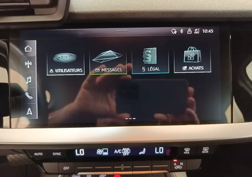 Écran tactile central de l’Audi A3 40 TFSI e 2022 affichant le menu principal avec commandes climatisation en dessous.