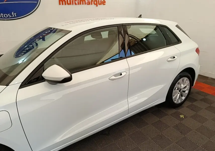Audi A3 blanc vue de profil côté gauche, mettant en valeur la silhouette compacte et les détails des portes.