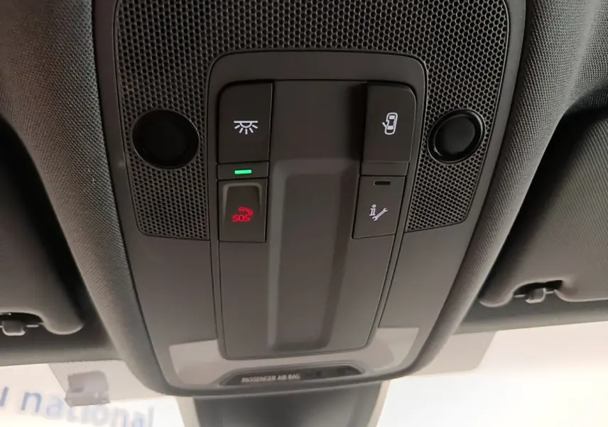 Vue en gros plan du panneau de commandes au plafond de l'Audi A3 40 TFSI e blanc, avec bouton SOS illuminé en rouge.