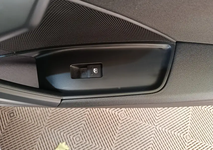Détail de la commande de verrouillage des portes sur la portière côté gauche d’une Audi A3 blanche hybride rechargeable.