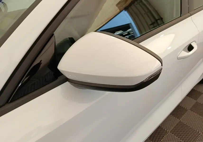 Rétroviseur côté gauche blanc de l'Audi A3 40 TFSI e 2022, avec clignotant intégré et carrosserie blanche visible.