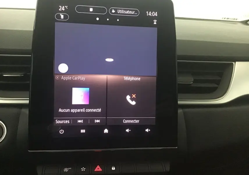 Écran tactile central 7 pouces du Renault Captur 2024, affichant Apple CarPlay et téléphone, intérieur noir et blanc nacré.