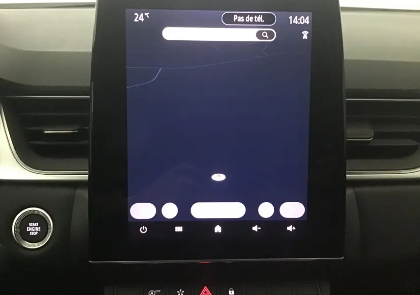 Écran tactile Easy Link 7 pouces au centre du tableau de bord du Renault Captur blanc nacré 2024, avec bouton start engine stop à gauche.