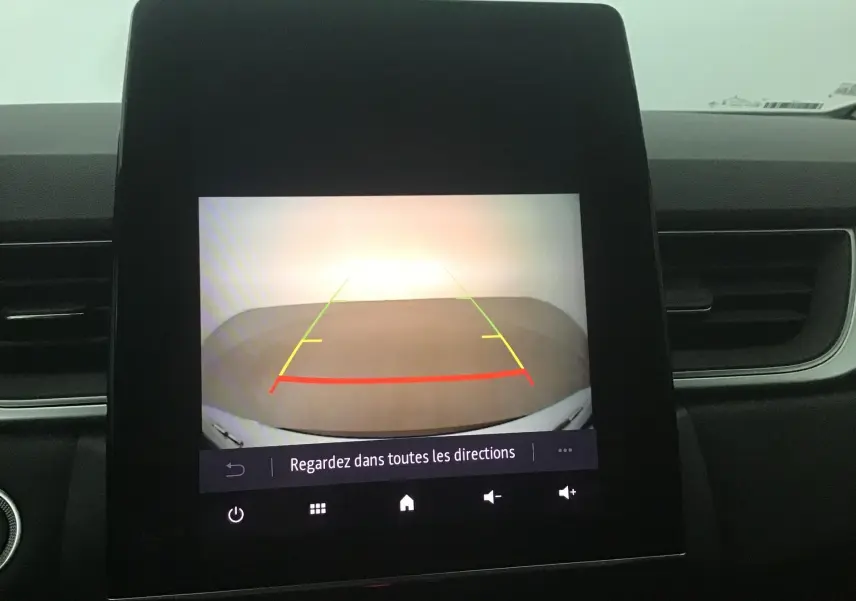 Écran central du Renault Captur 2024 montrant la caméra de recul avec lignes de guidage colorées.