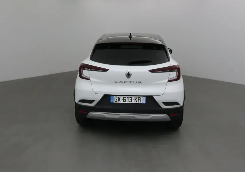 Vue arrière du Renault Captur blanc nacré avec toit noir, feux LED et plaque d'immatriculation française.
