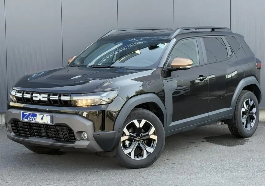 Dacia Duster noir nacré en 3/4 avant droit, avec coques de rétroviseurs brun cuivré et jantes alliage 17 pouces.