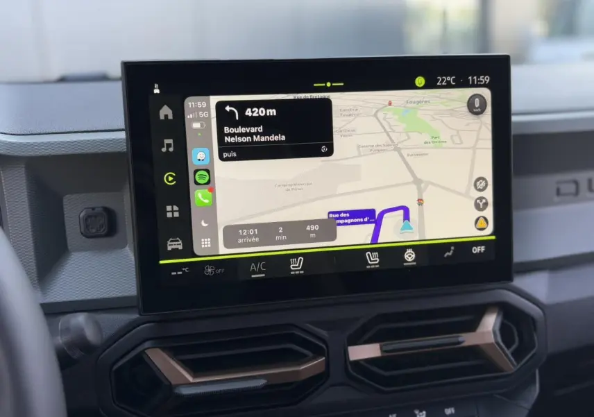 Écran tactile 10 pouces du GPS Media Nav Live du Dacia Duster 2025, avec commandes climatisation et sièges chauffants.