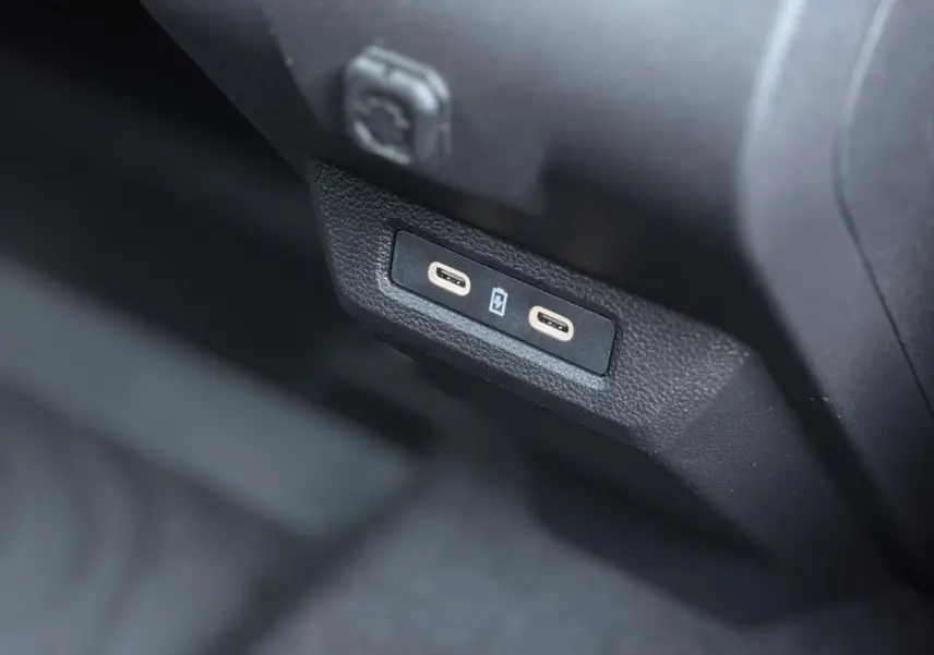 Prise USB double type C en gros plan dans l'habitacle du Dacia Duster TCE 4x2 Mild Hybrid 130 Extrême noir nacré.