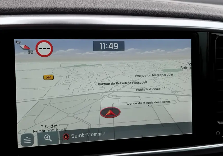 Écran central du GPS du Kia Sportage 2022 montrant une carte détaillée avec itinéraire et heure 11h49.