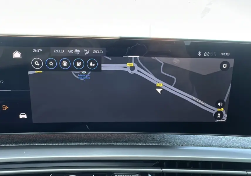 Écran tactile central du Peugeot 3008 Hybrid 145 GT Alcantara 2025 affichant la navigation GPS et la climatisation.