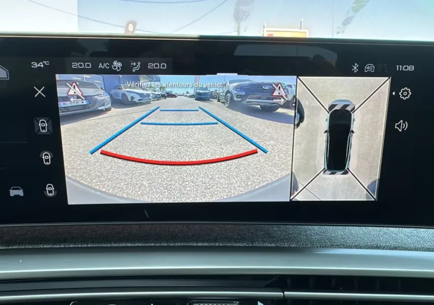 Affichage de la caméra de recul et vue 360° sur l'écran du tableau de bord du Peugeot 3008 Hybrid 145 GT Alcantara 2025.
