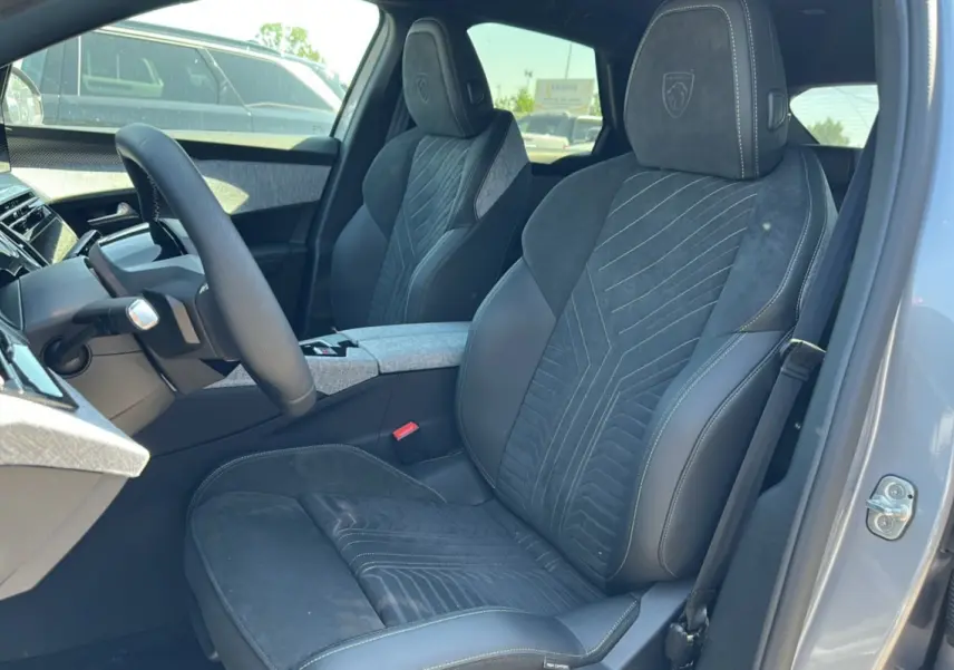 Intérieur du Peugeot 3008 Hybrid 145 GT Alcantara 2025, vue côté conducteur sur sièges en Alcantara gris et noir.