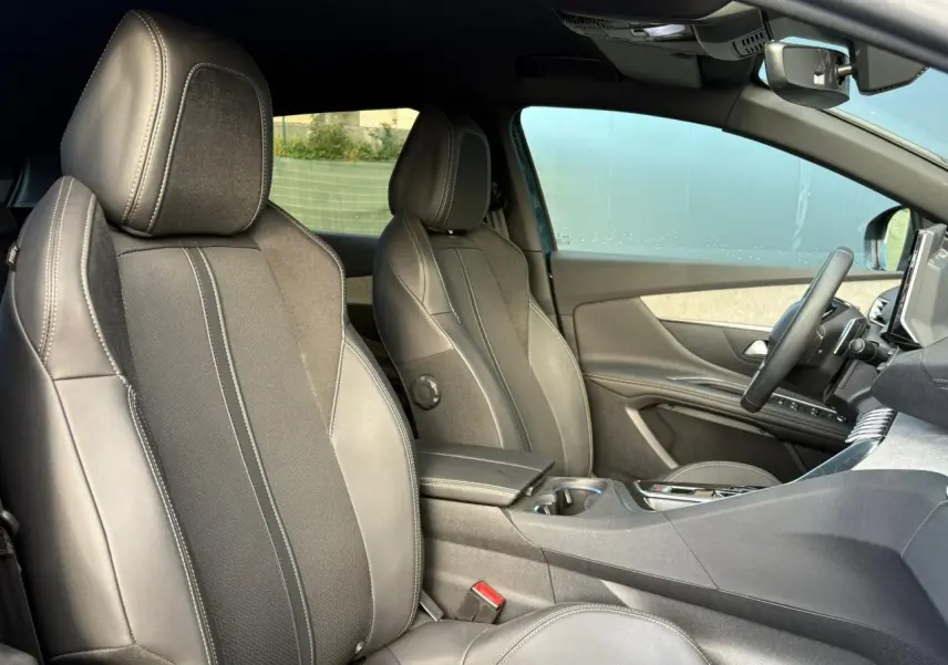 Vue intérieure avant du Peugeot 3008 2023, sièges Mi-TEP/tissu Belomka gris avec accoudoir central ouvert.