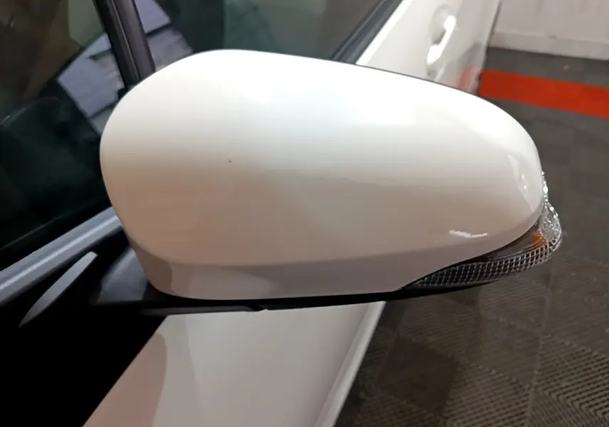 Rétroviseur droit blanc de la Toyota Yaris 1.5 VVT-I Hybrid France Business, avec clignotant intégré.