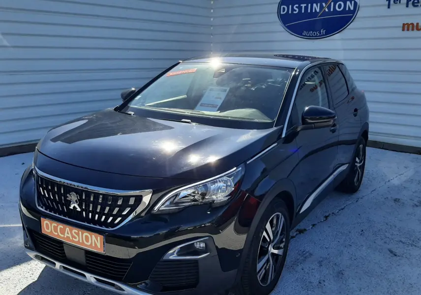 Peugeot 3008 noir vue 3/4 avant droit, avec calandre chromée et jantes alliage bicolores, stationnée devant un mur blanc.