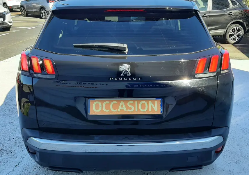 Vue arrière d’un Peugeot 3008 noir 2019 avec feux arrière à trois griffes et plaque « OCCASION » visible.