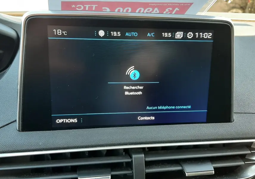 Écran tactile central affichant la recherche Bluetooth dans l’habitacle noir du Peugeot 3008 2019, vue frontale rapprochée.