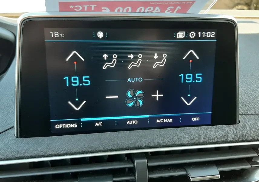 Écran tactile du système de climatisation du Peugeot 3008 noir, affichant 19,5°C en mode automatique.