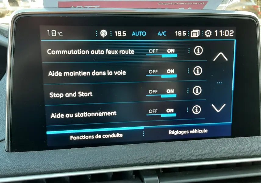 Écran tactile intérieur du Peugeot 3008 noir 2019 montrant les réglages d’aides à la conduite activées.