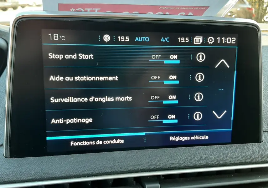 Écran tactile intérieur du Peugeot 3008 noir 2019 affichant les réglages d’aide à la conduite activés.