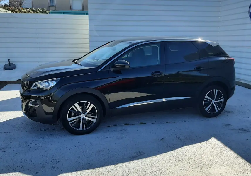 Peugeot 3008 noir vue de profil côté gauche, avec jantes alliage bicolores et vitres teintées.