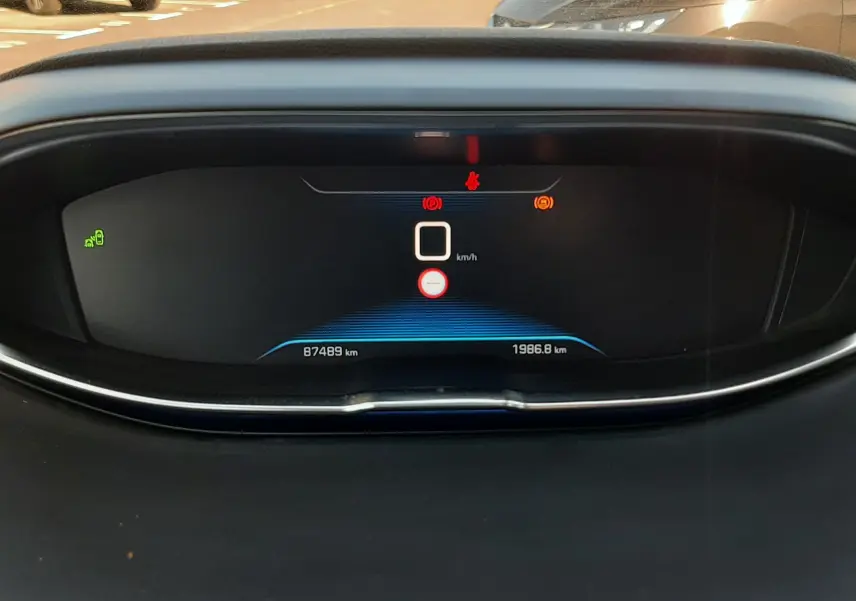 Tableau de bord numérique du Peugeot 3008 noir 2019, affichant 87489 km et voyants d'alerte allumés.