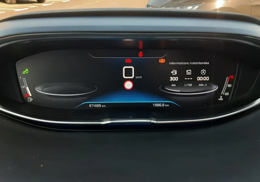 Tableau de bord numérique du Peugeot 3008 noir 2019, affichant les informations instantanées et le compteur kilométrique.